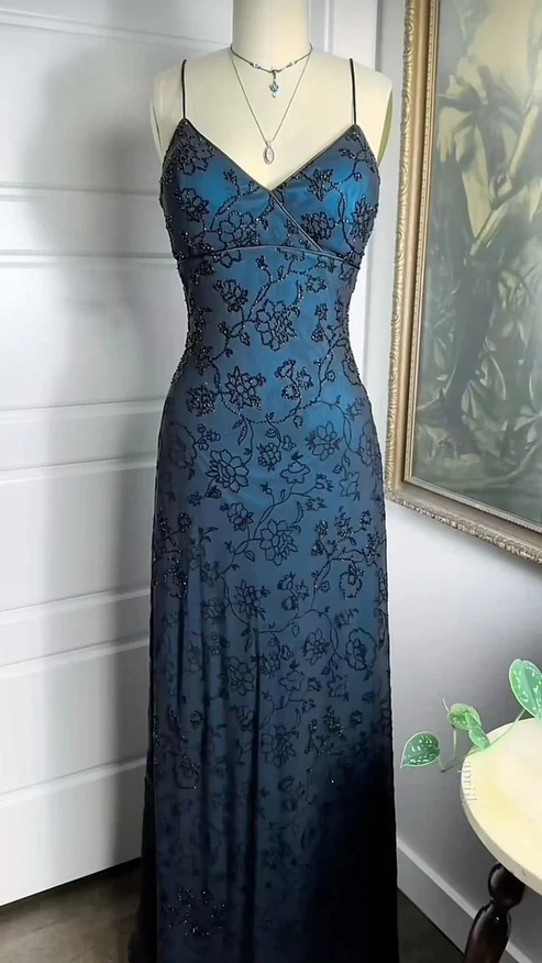 Robe de soirée longue à bretelles spaghetti et col en V ornée de perles, D740