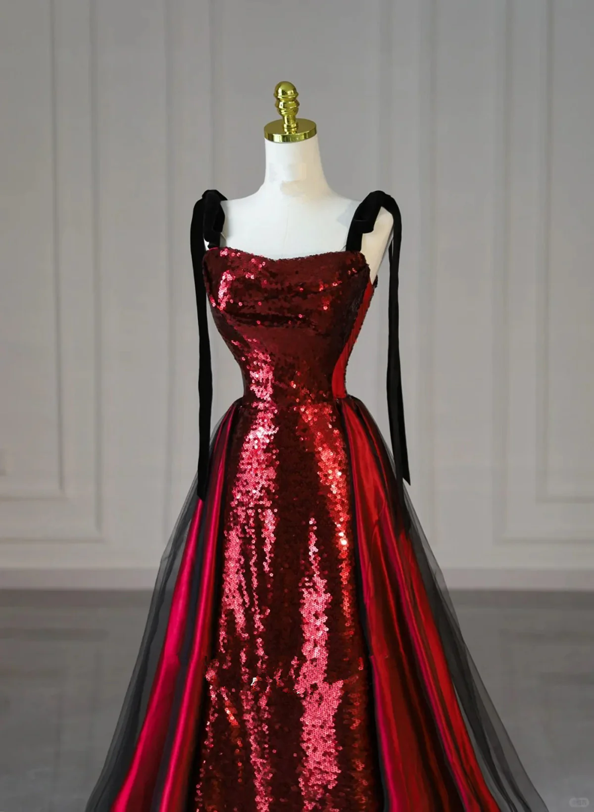 Superbe robe de soirée sirène longue à bretelles et paillettes rouge vin MD7355