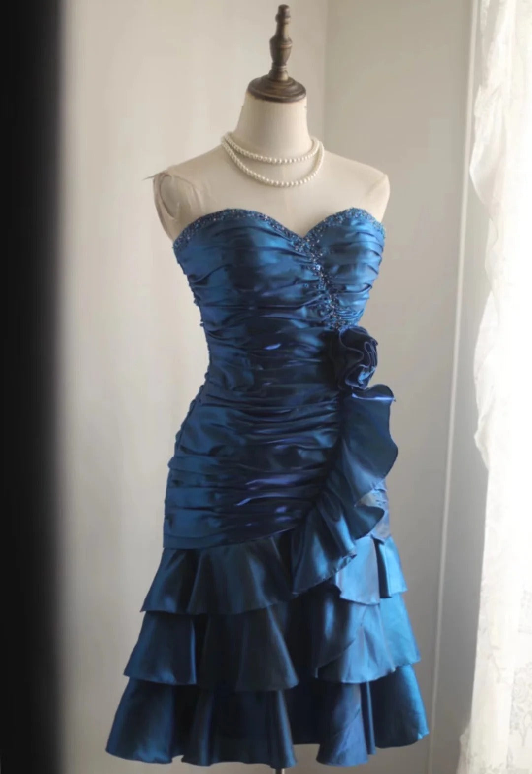 Robe de soirée trapèze en satin bleu rétro, décolleté en cœur, sans bretelles, à volants, avec perles, D1351
