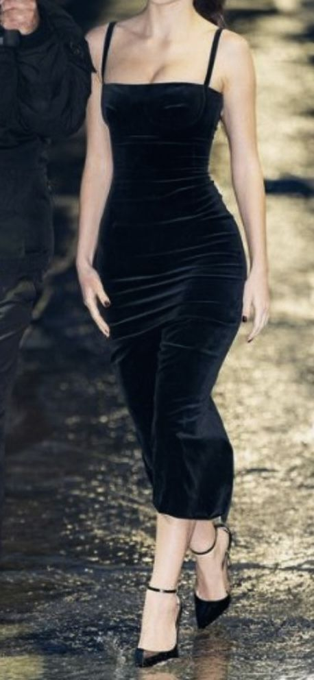 Robe de soirée élégante mi-longue en velours noir à bretelles spaghetti MD7463