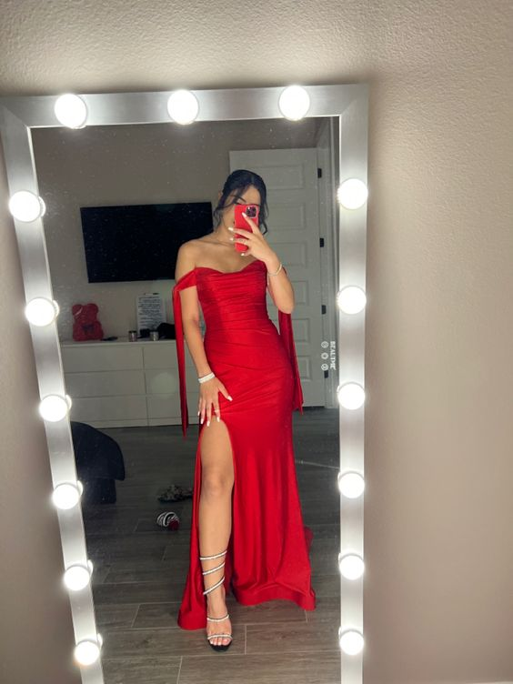 Robe de soirée longue rouge en satin à épaules dénudées et fente MD7378