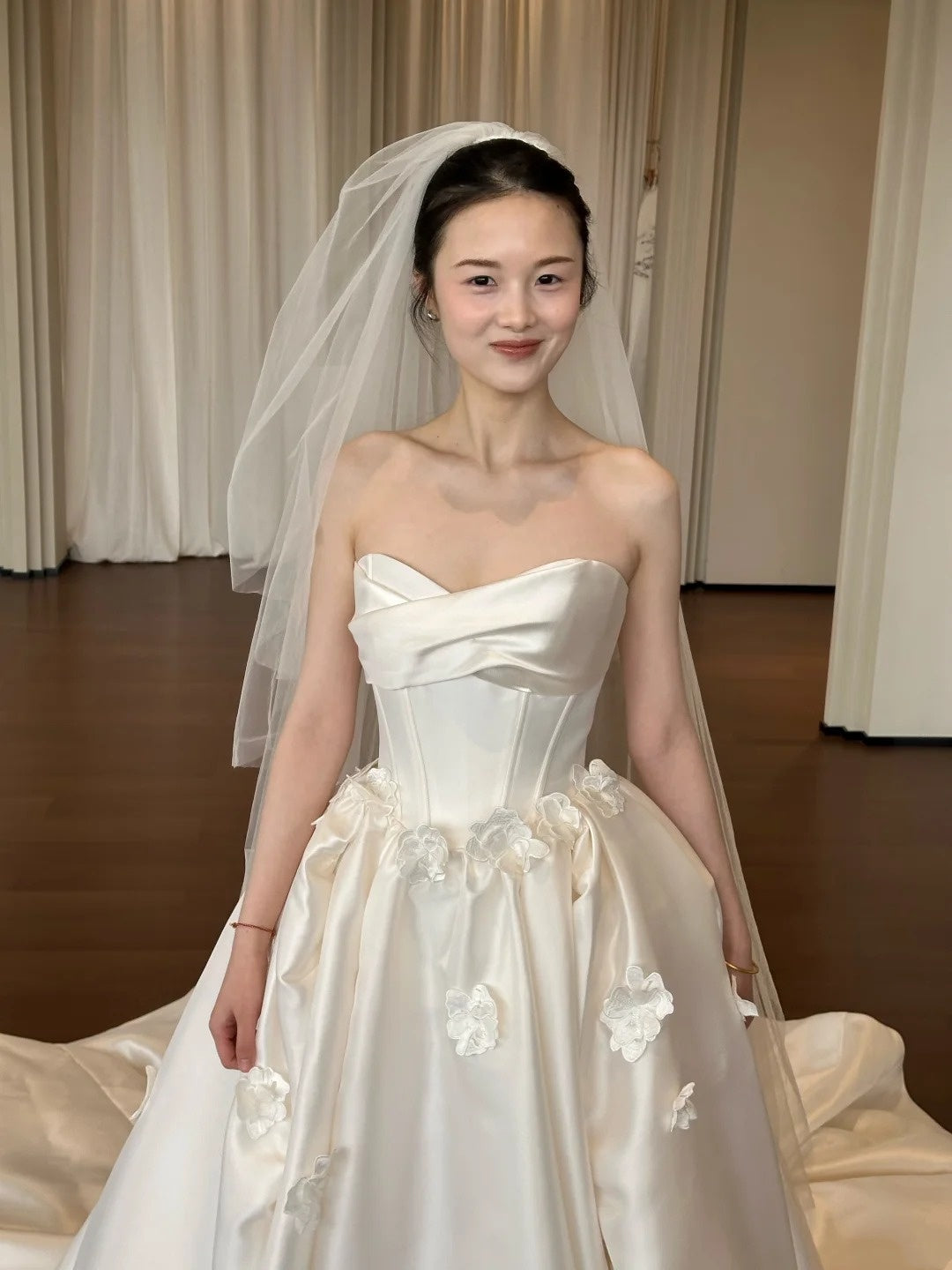 New Arrival Wedding Dress Satin Sweetheart Floral Pleated Wedding Dress D4616