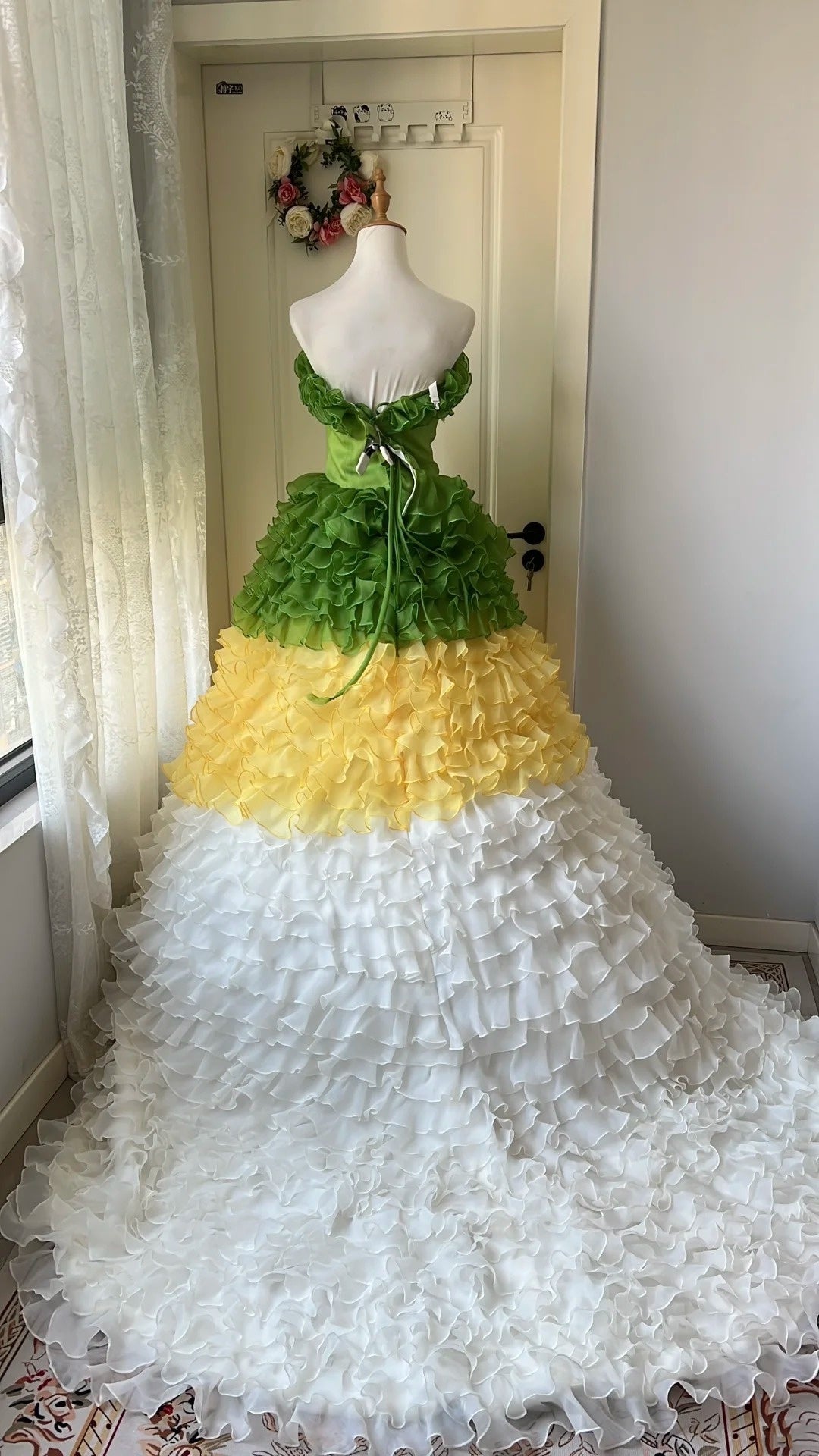 Atemberaubendes hellblaues Abendkleid aus plissiertem Tüll mit V-Ausschnitt, ideal für Quinceañera und Ball (Modell D4654)