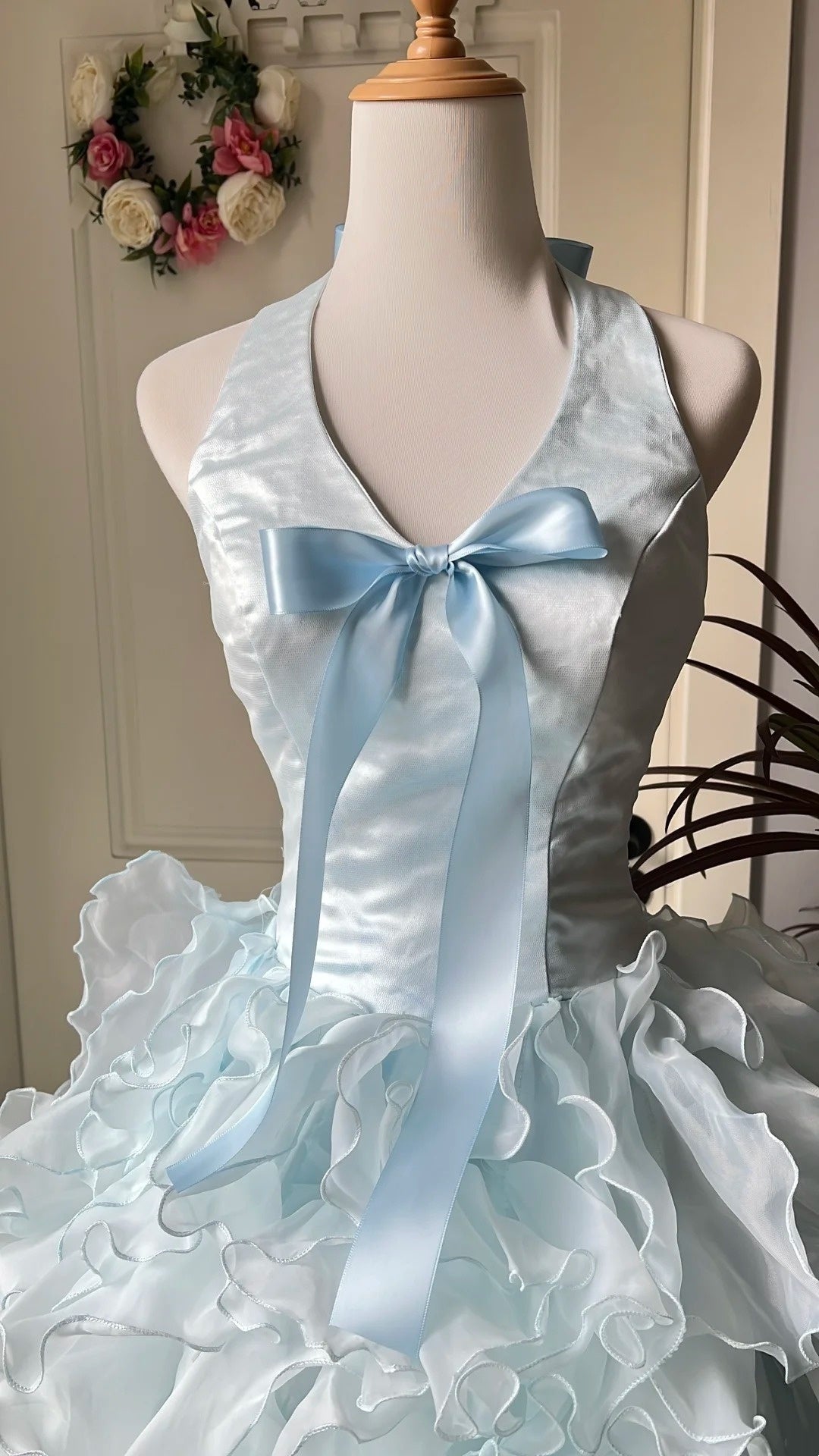 Atemberaubendes hellblaues Abendkleid aus plissiertem Tüll mit V-Ausschnitt, ideal für Quinceañera und Ball (Modell D4654)