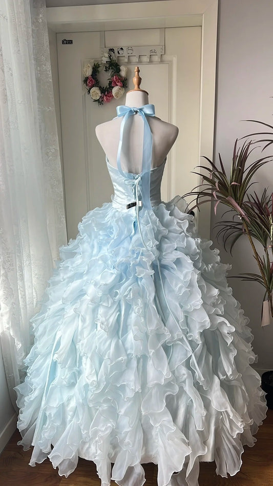 Atemberaubendes hellblaues Abendkleid aus plissiertem Tüll mit V-Ausschnitt, ideal für Quinceañera und Ball (Modell D4654)
