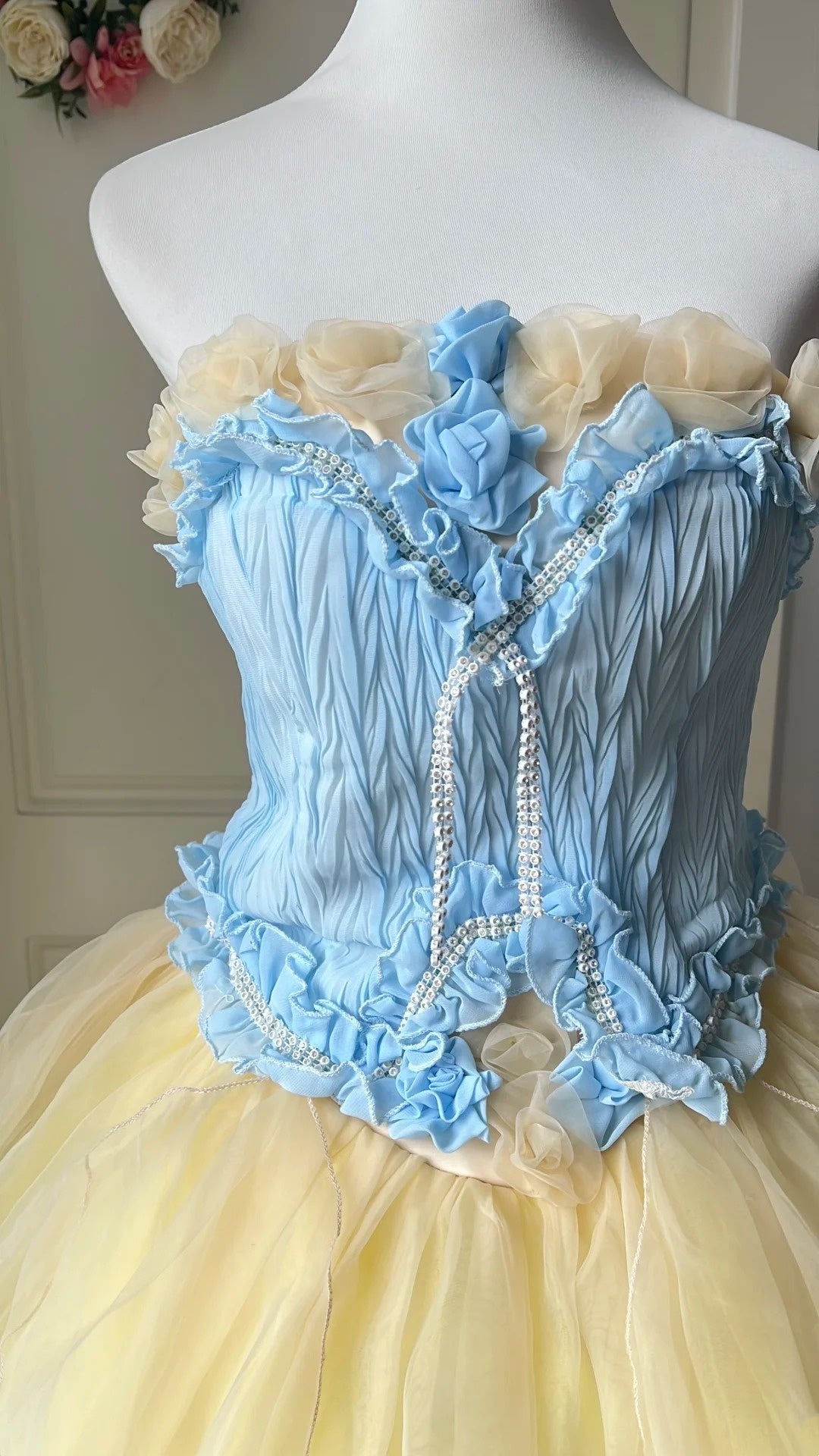 Atemberaubendes hellblaues Abendkleid aus plissiertem Tüll mit V-Ausschnitt, ideal für Quinceañera und Ball (Modell D4654)