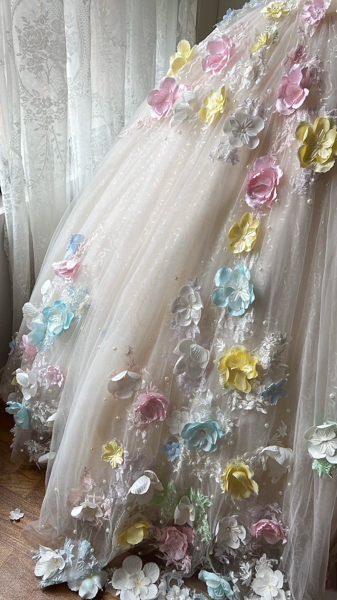 Atemberaubendes hellblaues Abendkleid aus plissiertem Tüll mit V-Ausschnitt, ideal für Quinceañera und Ball (Modell D4654)