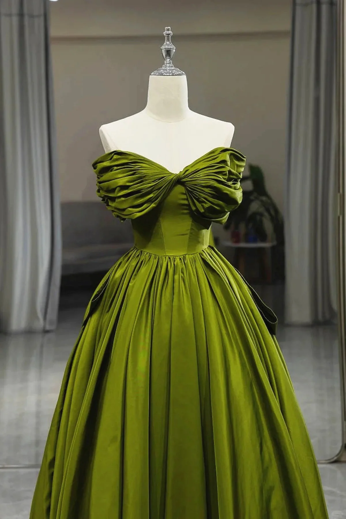 Robe de soirée longue en satin vert à épaules dénudées et décolleté en cœur MD7208