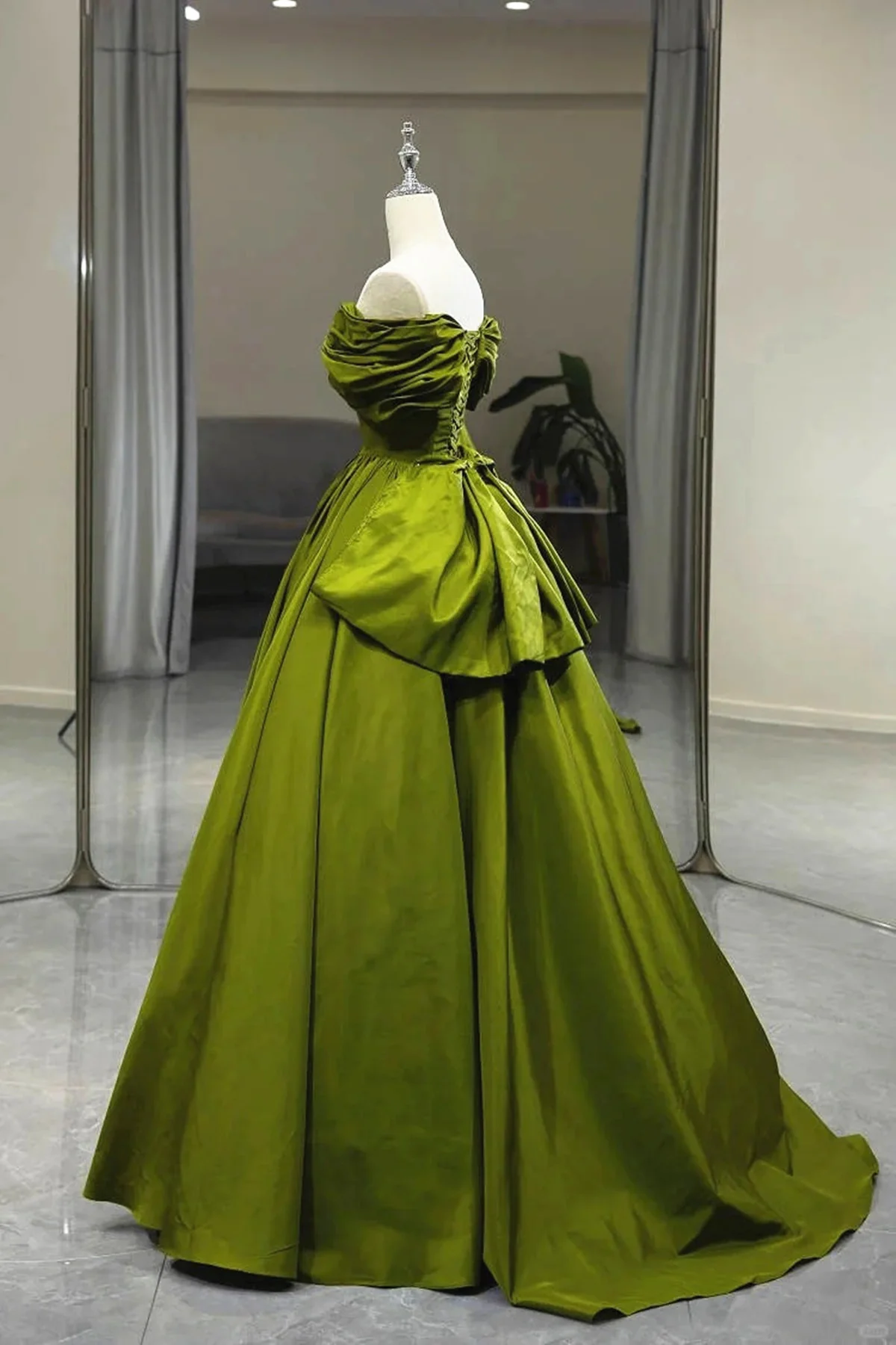 Robe de soirée longue en satin vert à épaules dénudées et décolleté en cœur MD7208