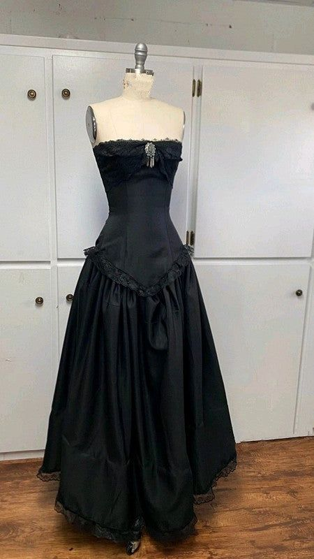 Schwarzes trägerloses A-Linie Chiffon Vintage Gothic Ballkleid Geburtstagsoutfits, D850