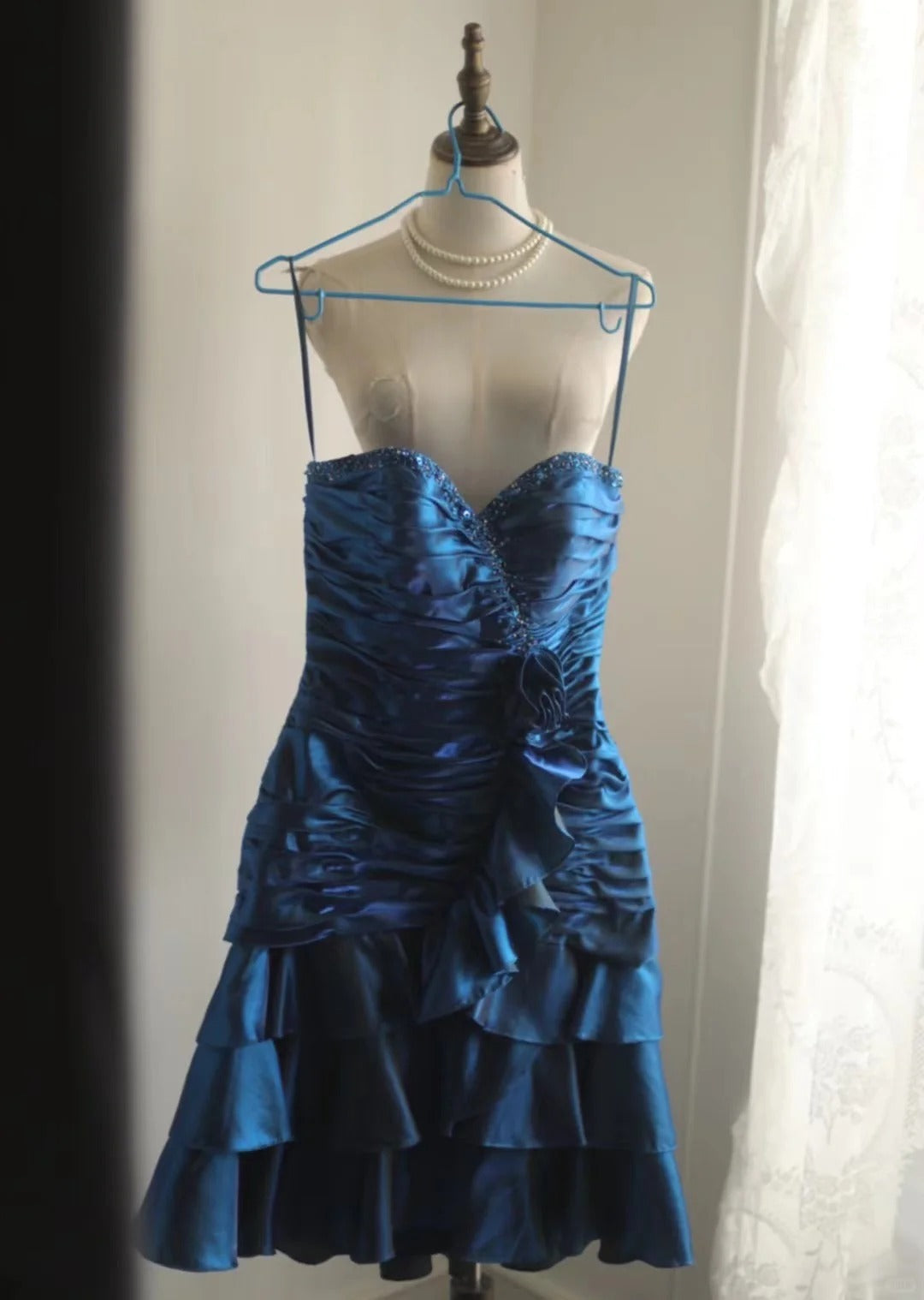 Robe de soirée trapèze en satin bleu rétro, décolleté en cœur, sans bretelles, à volants, avec perles, D1351