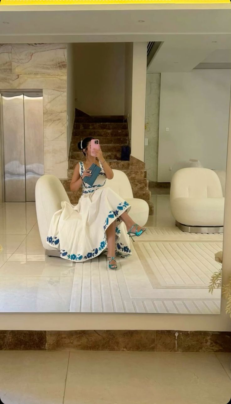 Robe de soirée longue blanche élégante à col carré et coupe trapèze, imprimée, MD7465