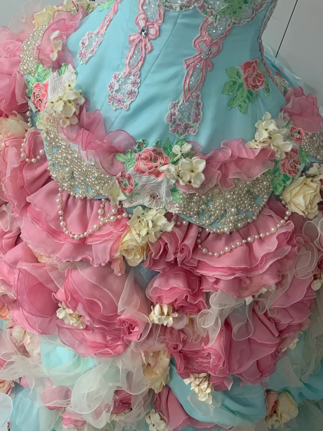 Atemberaubendes hellblaues Abendkleid aus plissiertem Tüll mit V-Ausschnitt, ideal für Quinceañera und Ball (Modell D4654)