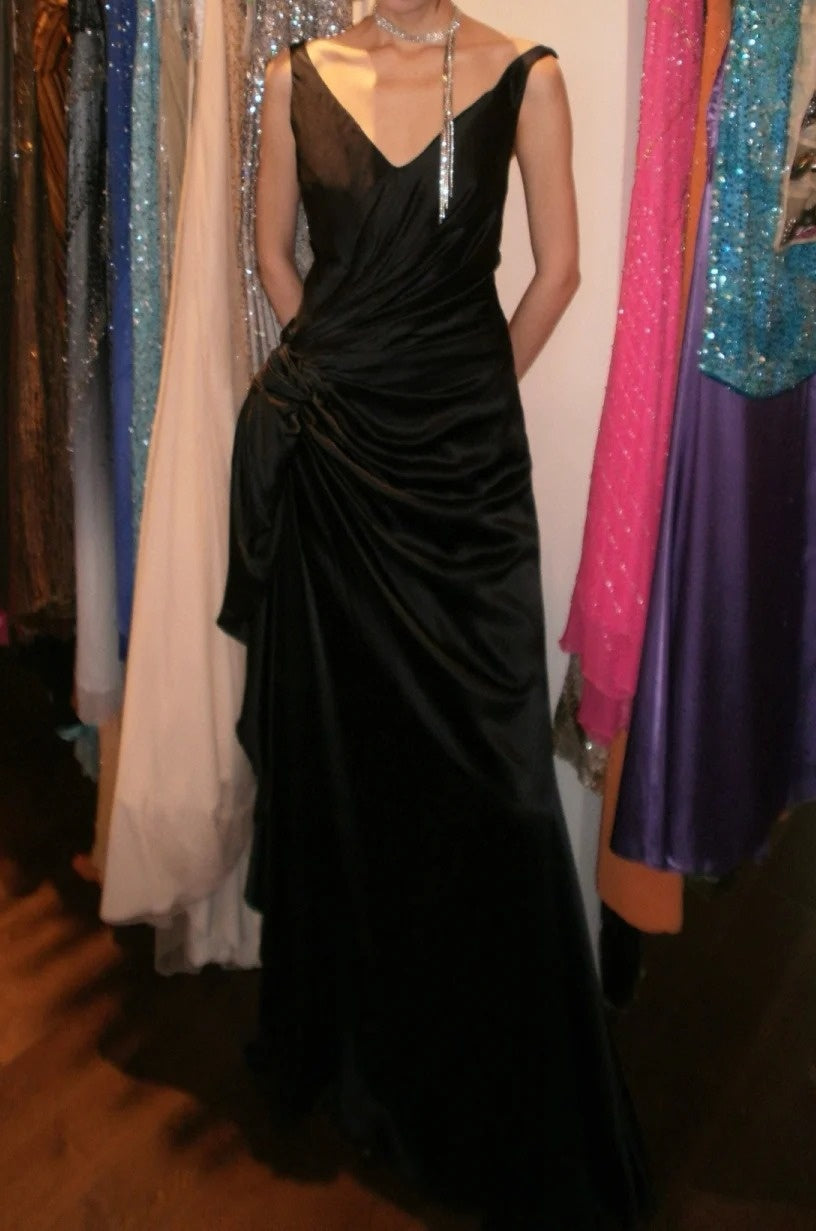 Stunning Prom Dress Black V-neck Pleated Gala Gown Formal Evening Dress 18th Graduation Dress D5206