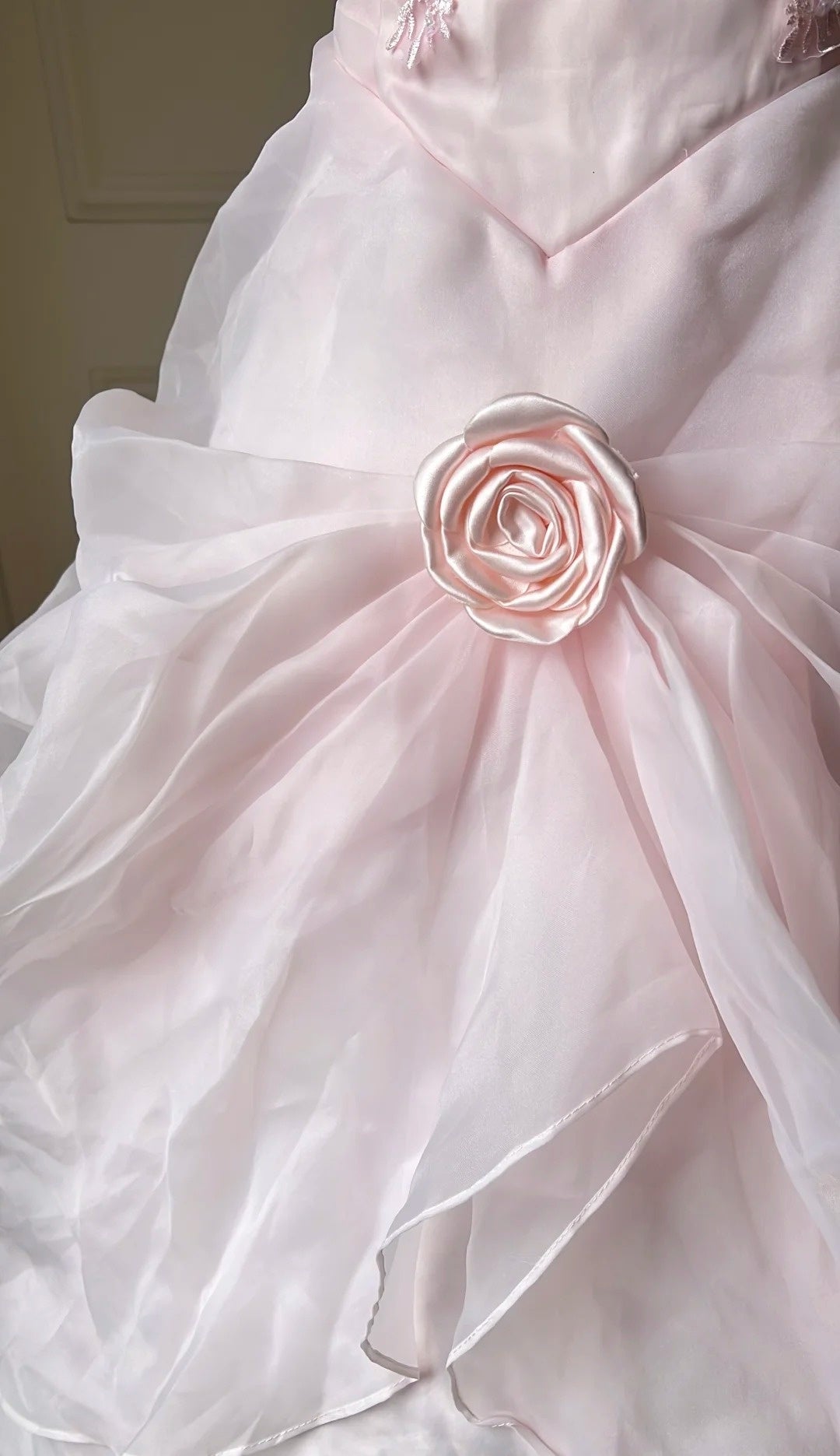 Elegantes Ballkleid Hellrosa Carmen-Ausschnitt Plissiertes Abendkleid Süßes 16. Kleid Geburtstagsparty-Kleid D5356