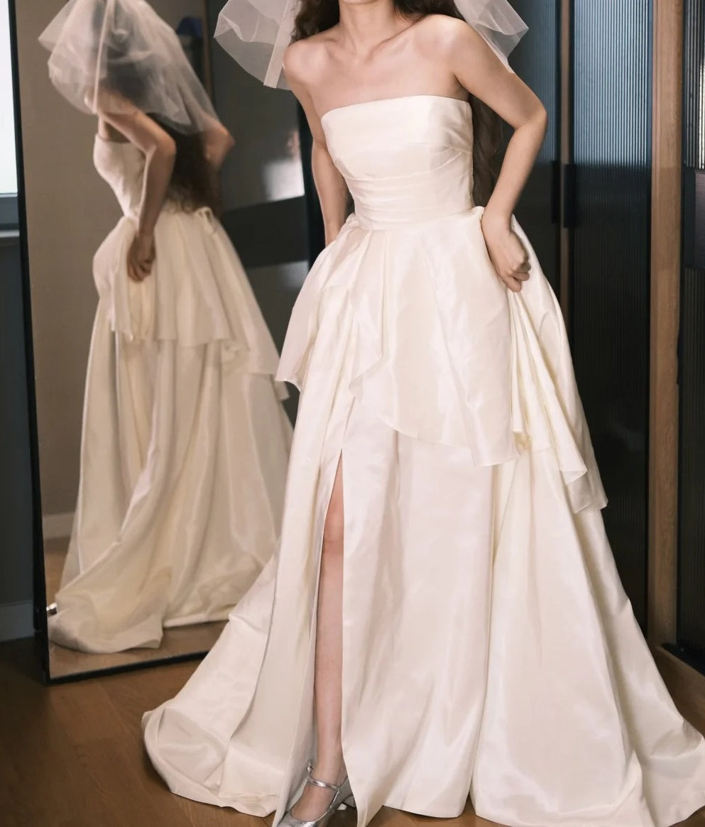 Elegantes Hochzeitskleid Weißes trägerloses Satinkettchen Hochzeitskleid D5489
