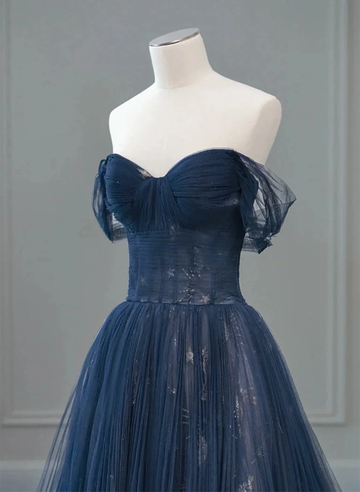 Robe de soirée longue bleu marine en tulle à épaules dénudées et coupe trapèze MD7337
