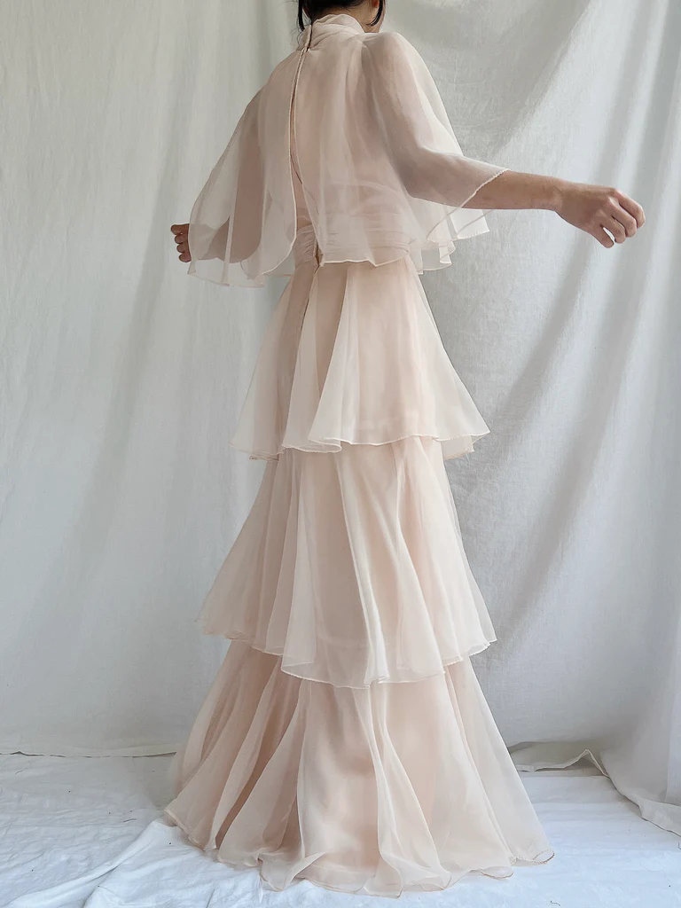 Robe de soirée longue et élégante en mousseline de soie, coupe trapèze, col montant, D782