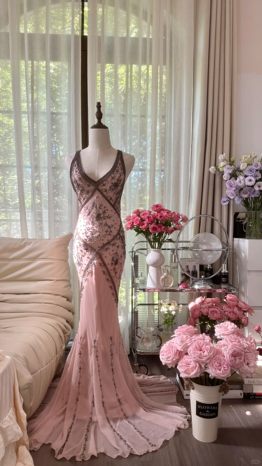 Robe de soirée élégante en mousseline de soie rose vintage à col en V et appliques D1492