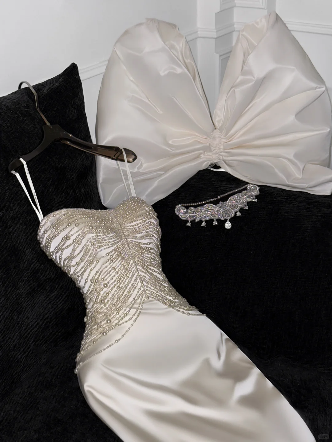 Elegant Ivory Sweetheart Satin Beaded Design Gorgeous Mermaid Floor-length Wedding Dress D1637
