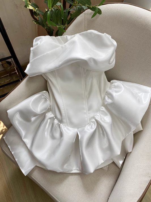 Robe de soirée trapèze blanche en satin, bustier, ourlet à volants, jolie robe de soirée, D1393