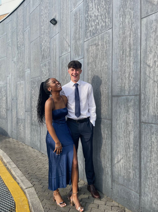 Blaues langes Partykleid aus Satin mit Spaghettiträgern, D105