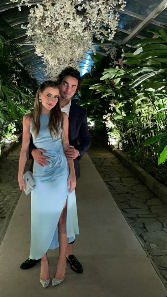 Robe de soirée longue en satin bleu à bretelles et dos nu, D106