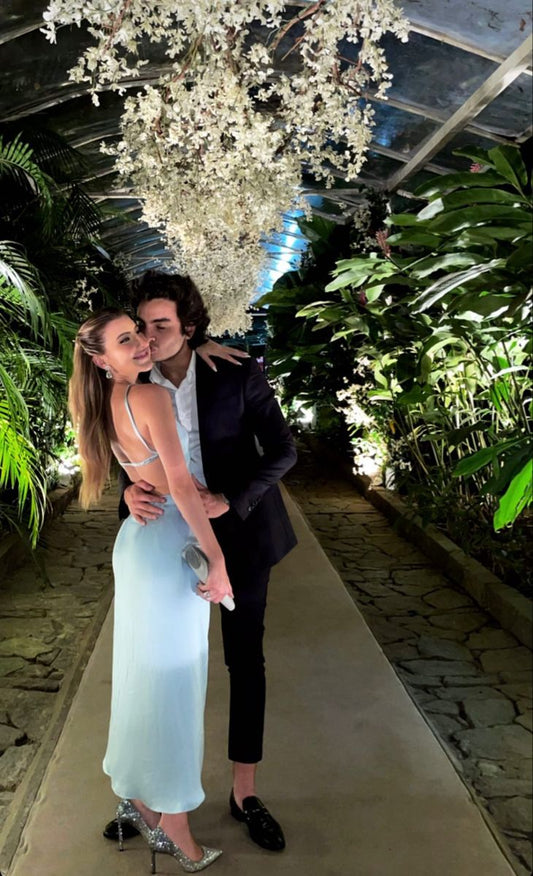 Robe de soirée longue en satin bleu à bretelles et dos nu, D106