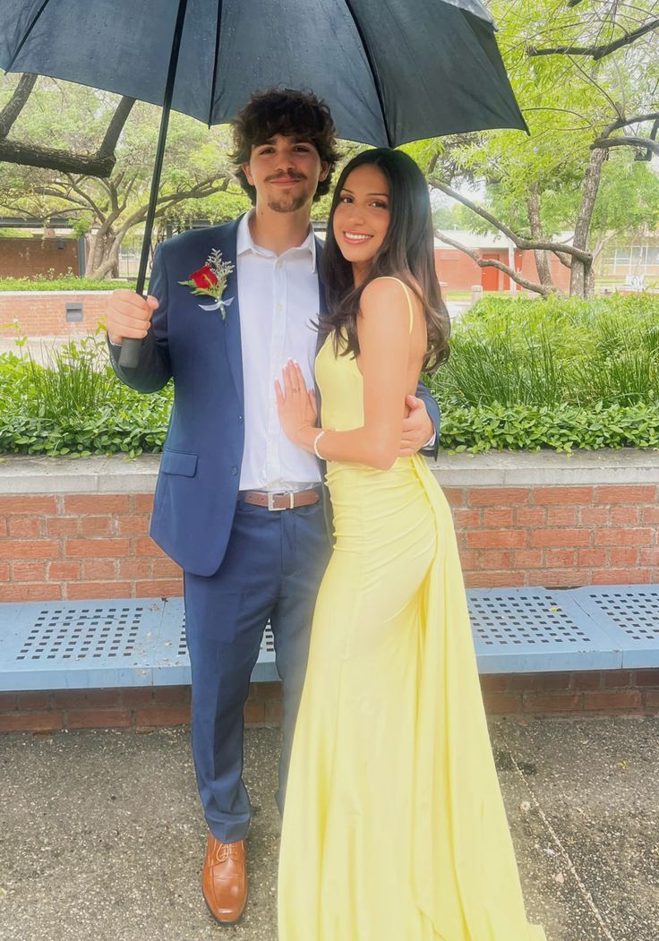 Gelbes, rückenfreies Meerjungfrau-Partykleid aus Satin mit Trägern, D184