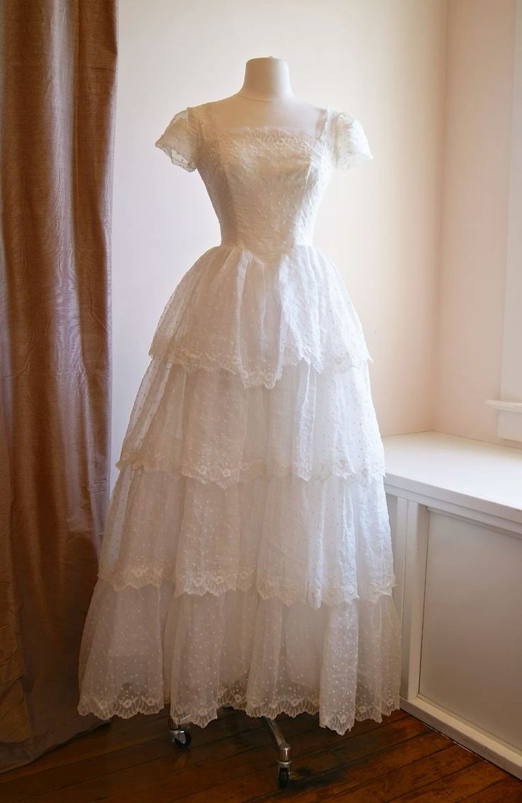 Weißes A-Linien-Spitzen-Lagen-Vintage-Brautkleid-Geburtstagskleid, D23