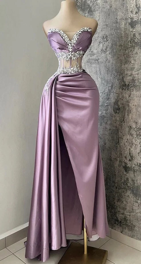 Robe de bal longue fourreau violet clair à col en cœur et perles, D26