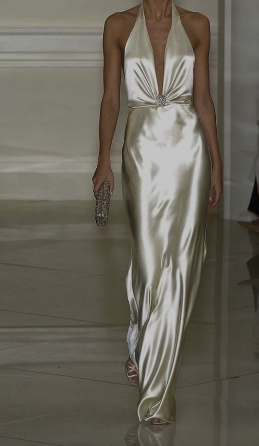 Bezauberndes, langes, formelles Abendkleid aus Satin in Elfenbein mit Neckholder, D296