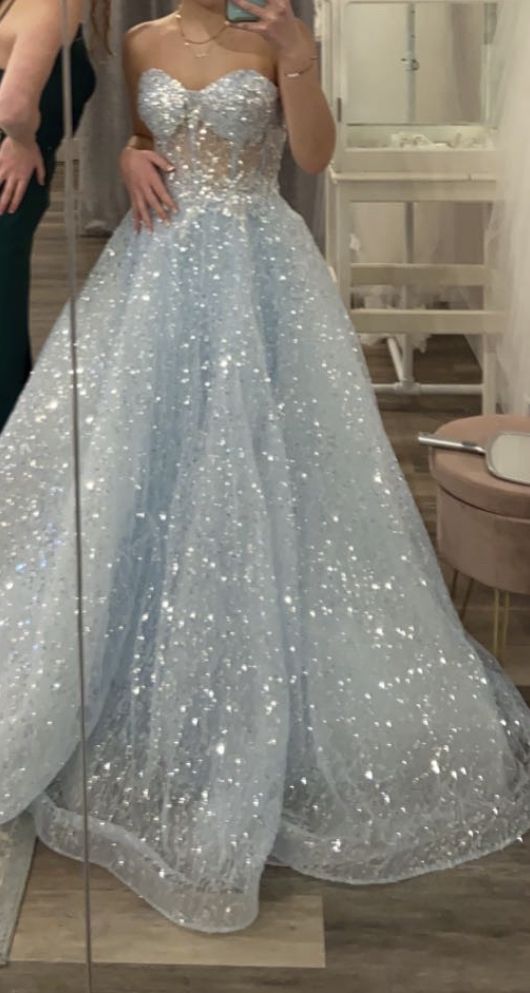 Robe de soirée bleu clair à col en cœur et coupe trapèze, brillante, D30