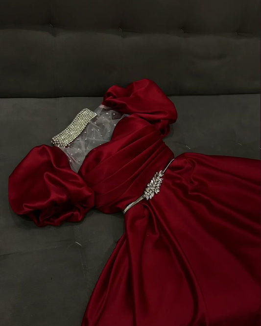Robe de soirée longue rouge en satin à col montant et manches bouffantes, coupe trapèze, D314