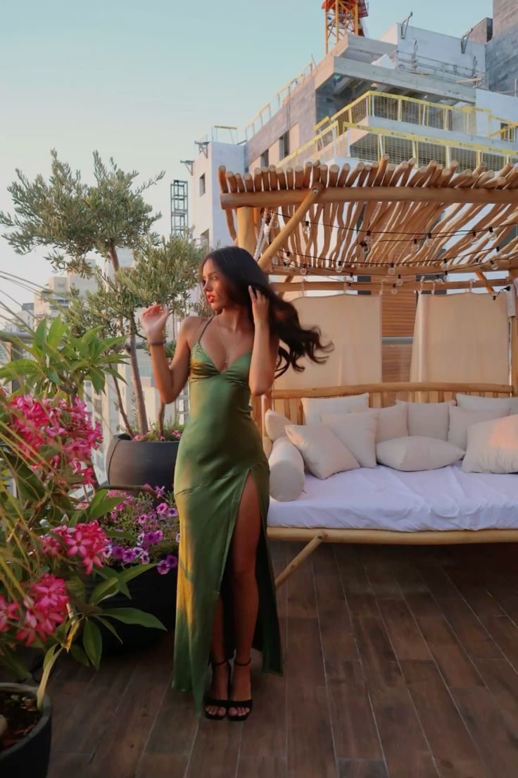 Robe fourreau longue en satin vert à col en V, robe de soirée pour invité de mariage, D41