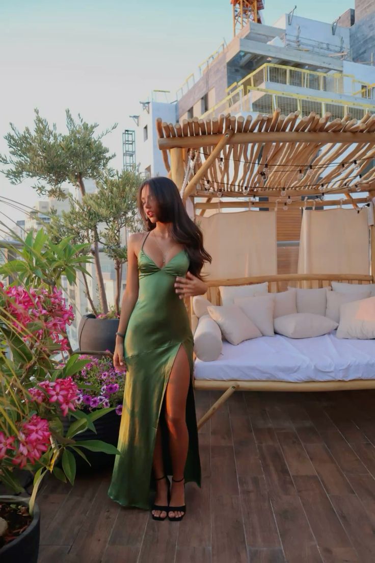 Robe fourreau longue en satin vert à col en V, robe de soirée pour invité de mariage, D41