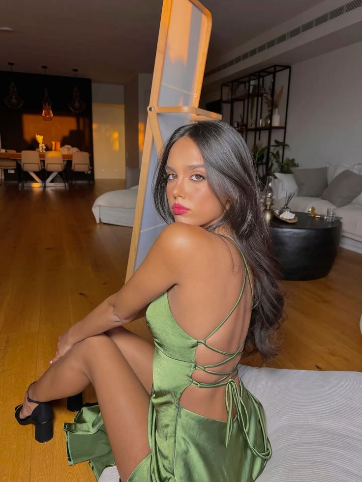 Robe fourreau longue en satin vert à col en V, robe de soirée pour invité de mariage, D41