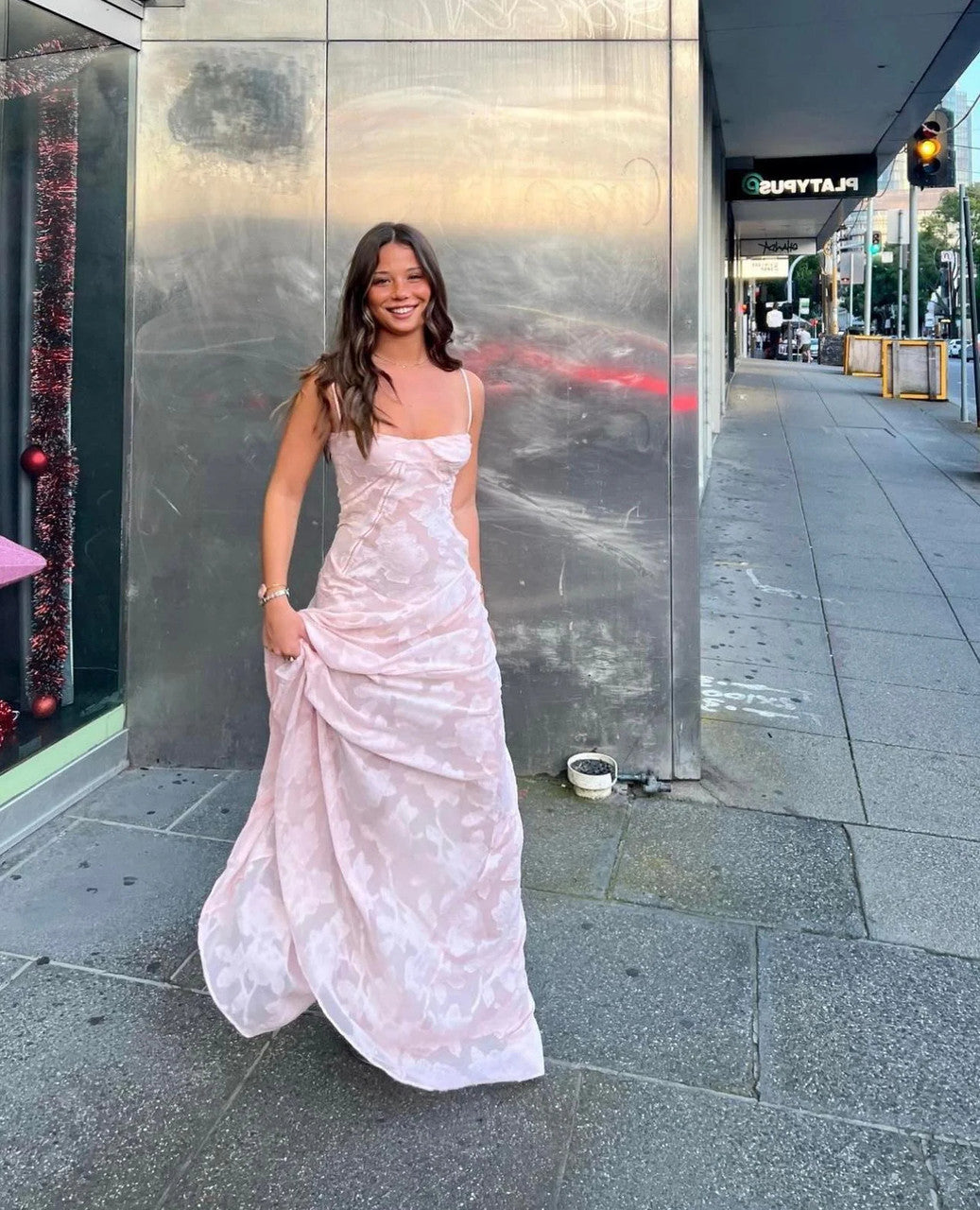 Robe de soirée longue rose à bretelles trapèze, robe d'invitée de mariage, D47