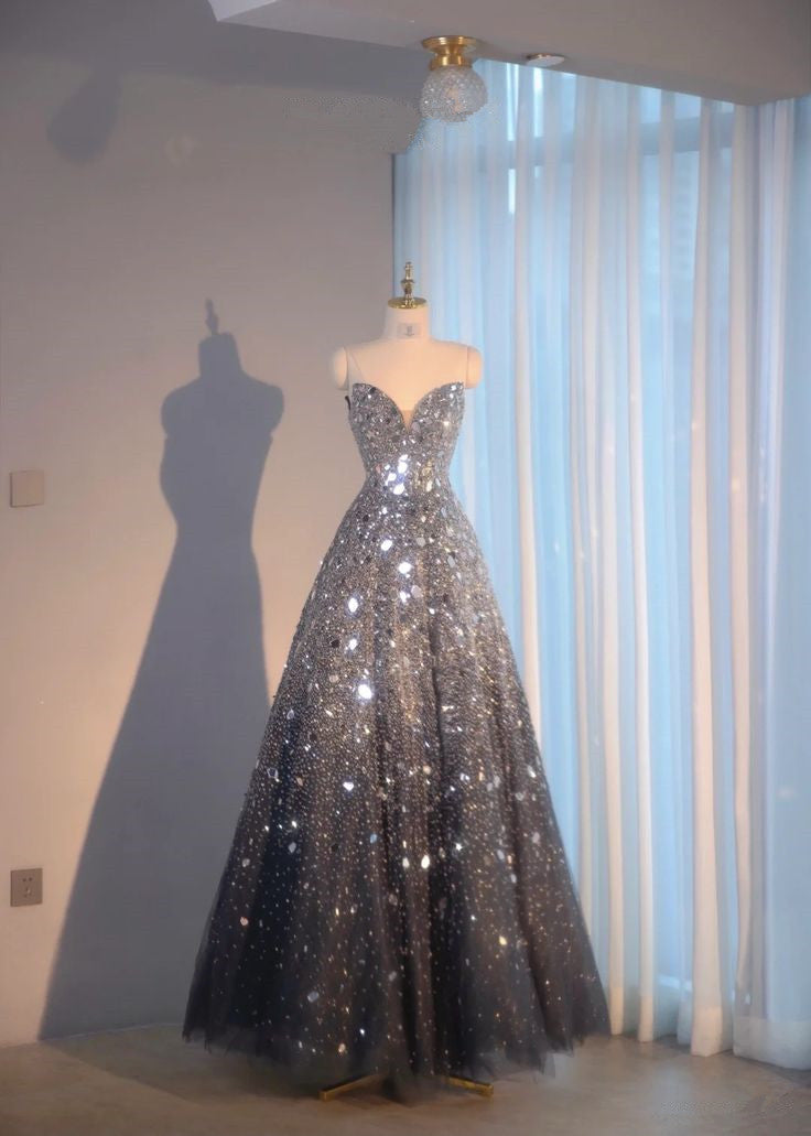Superbe robe de bal longue et brillante, coupe trapèze, décolleté en cœur, D57