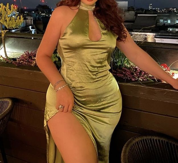 Robe de soirée longue en satin vert, coupe fourreau, dos nu et fente, D70