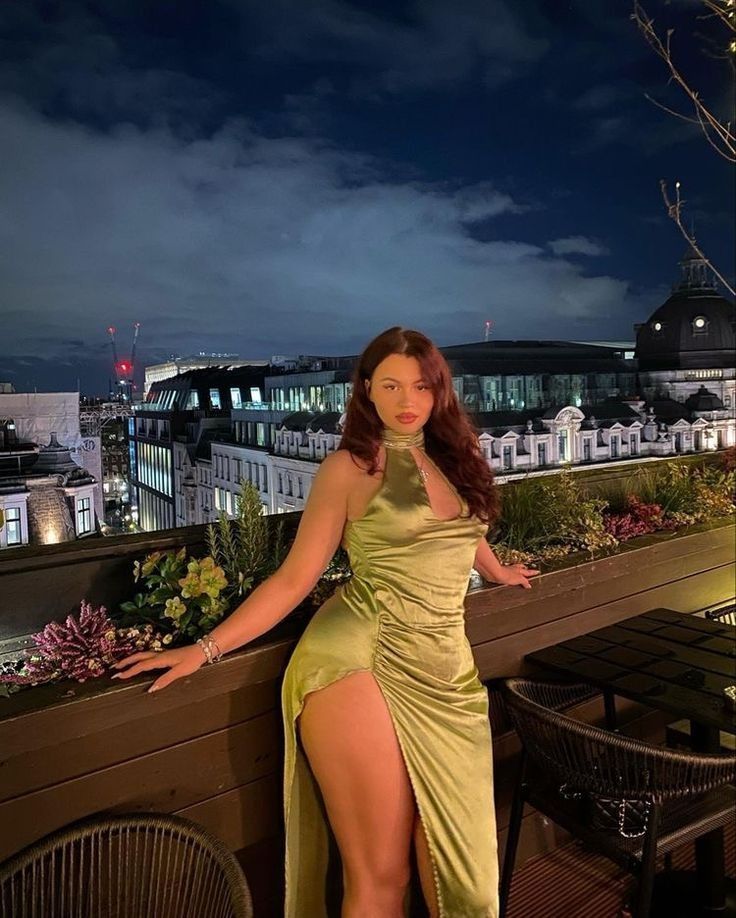 Robe de soirée longue en satin vert, coupe fourreau, dos nu et fente, D70