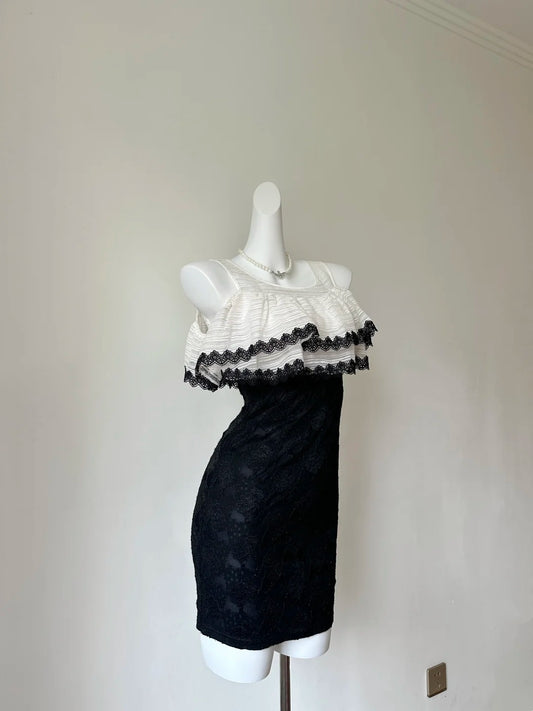 Chic Black‑White Contrast Sleeveless Round Neck Ruffled Lace Overlay Floral Lace Bodycon Short Homecoming Dress D7957