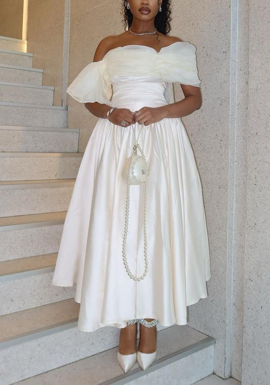 Robe de soirée longue élégante ivoire à épaules dénudées et coupe trapèze, D81