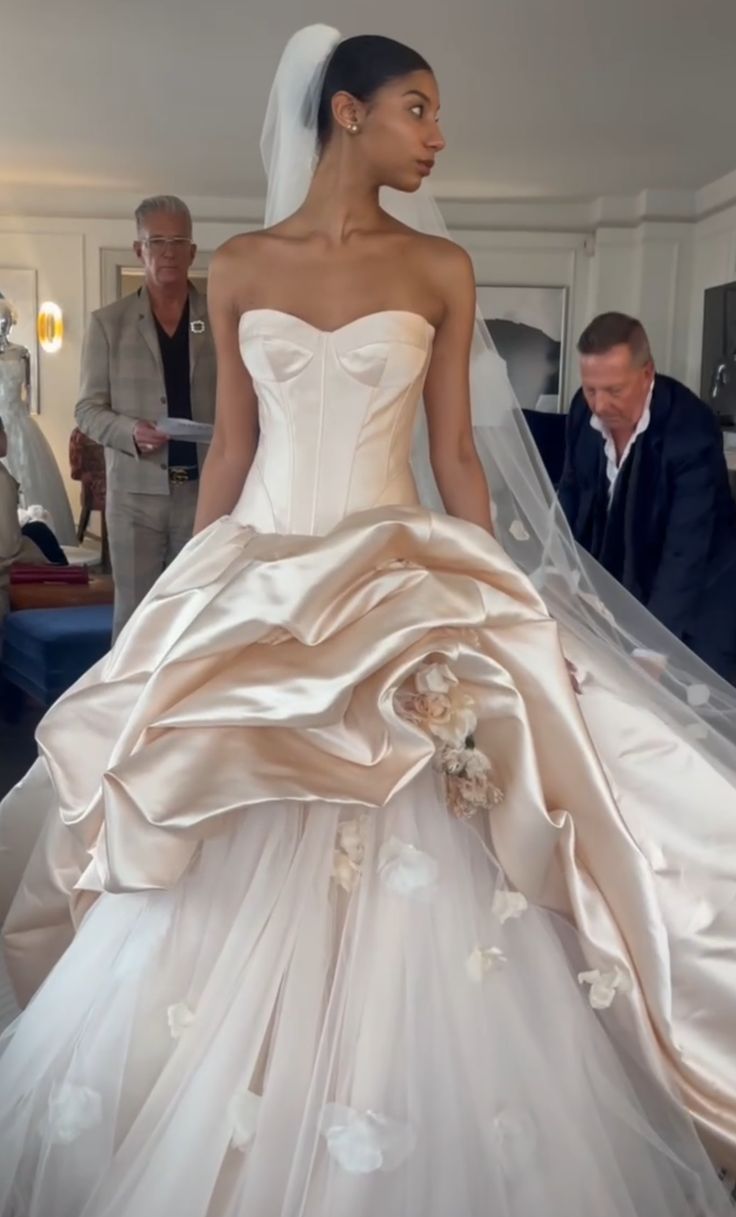 Romantic Champagne Satin Wedding Dress Sweetheart Ball Gown Appliques Garden Wedding Dress L188