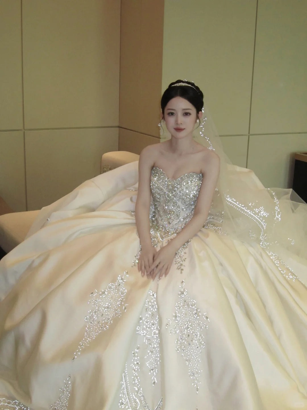 Pretty Champagne Satin Wedding Dress Sweetheart Ball Gwon Rhinestone Ballroom Wedding Dress L235