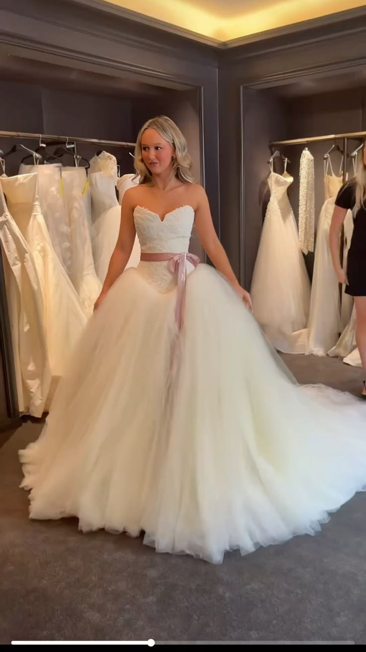 Modest White Tulle Wedding Dress Sweetheart Ball Gown Bow Appliques Garden Wedding Dress L288