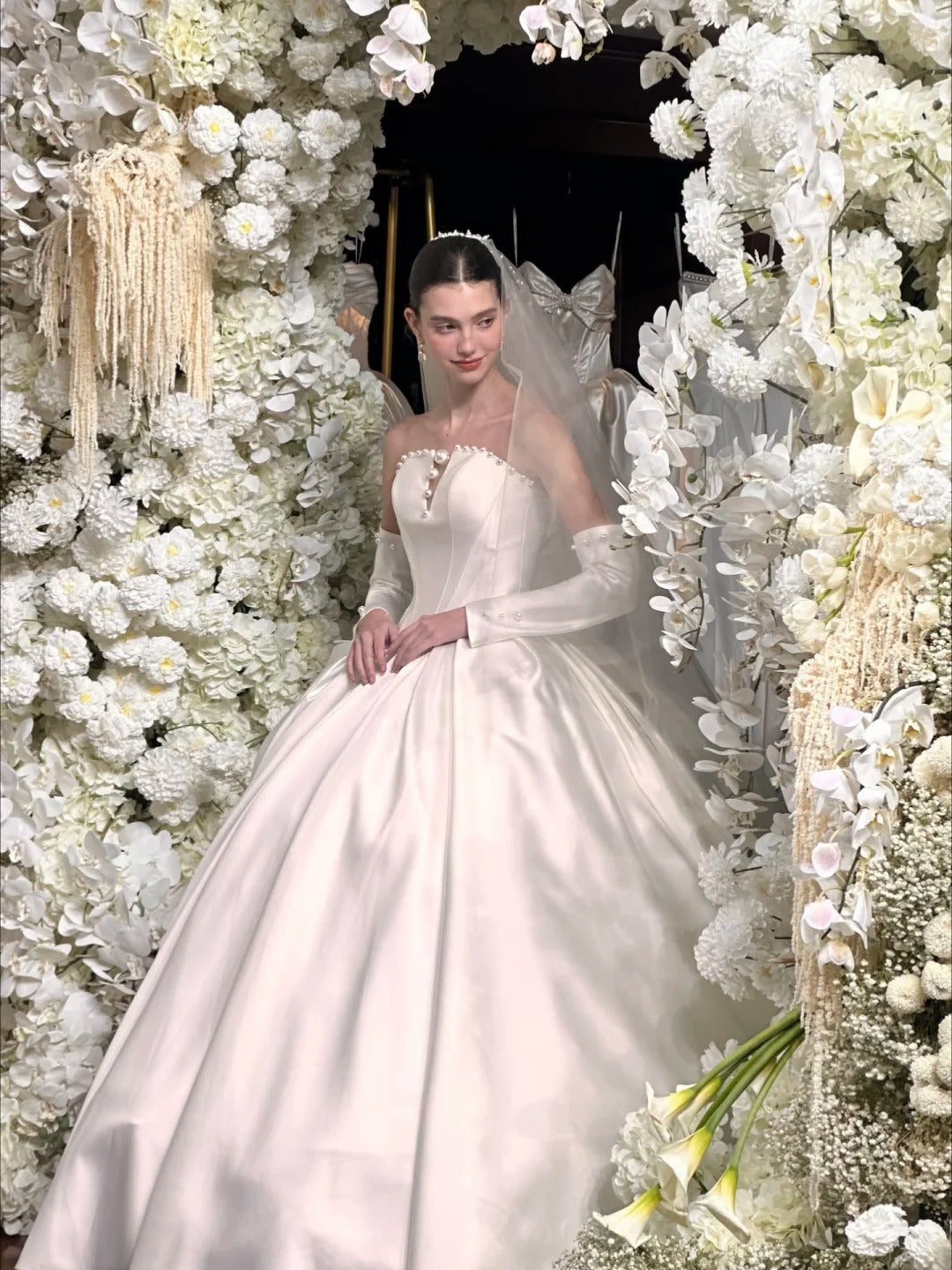 Elegant White Satin Wedding Dress Strapless Ball Gown Pearl Beaded Garden Wedding Dress L30