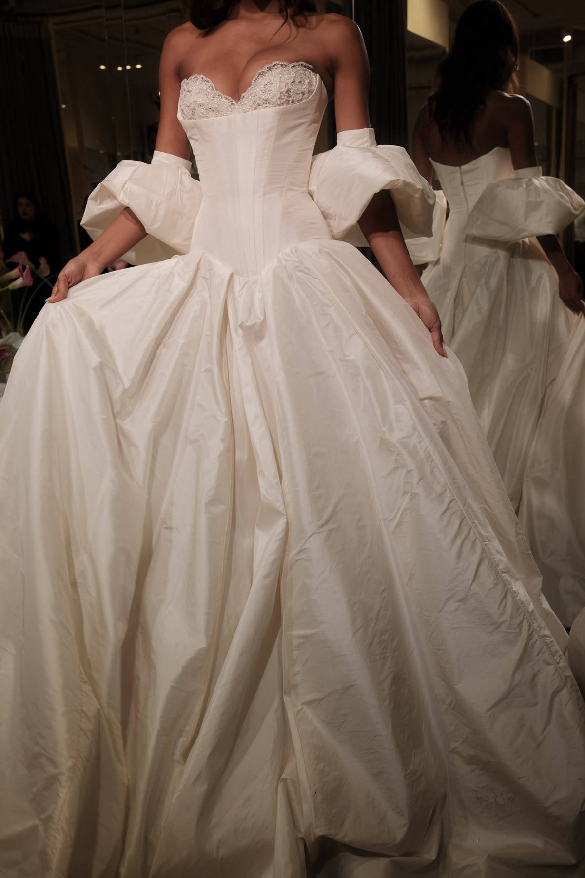 Elegant White Taffeta Sweetheart Ball Gown Appliques Pearl Church Wedding Dress L371