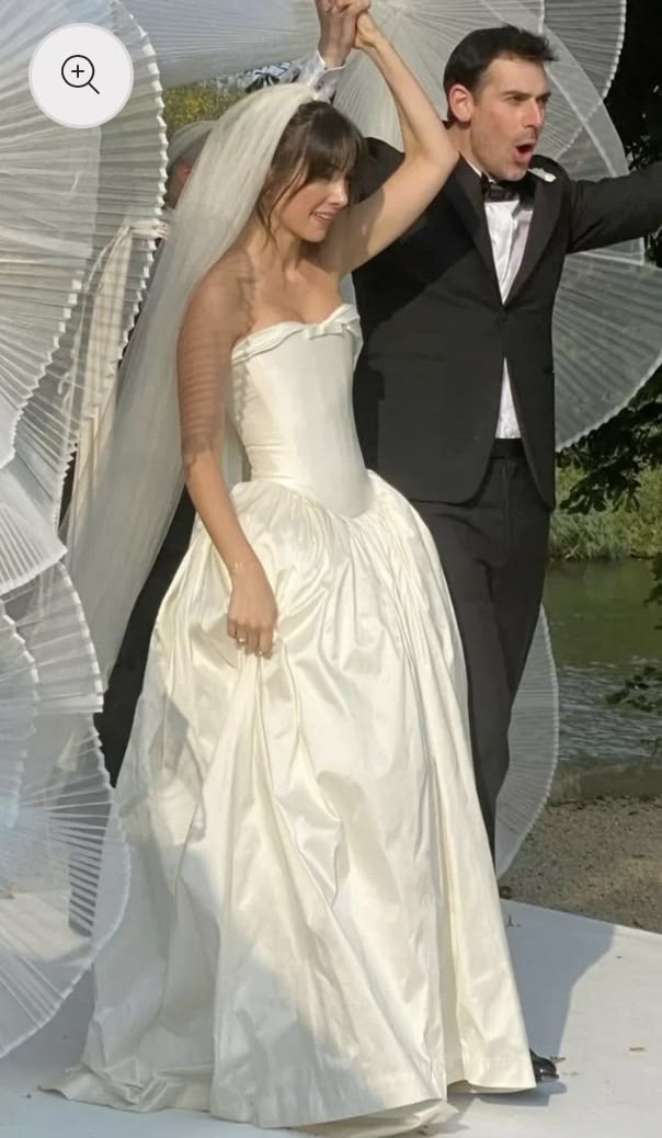 Romantic White Satin Wedding Dress Sweetheart Ball Gown Bow Ruched Garden Wedding Dress L378