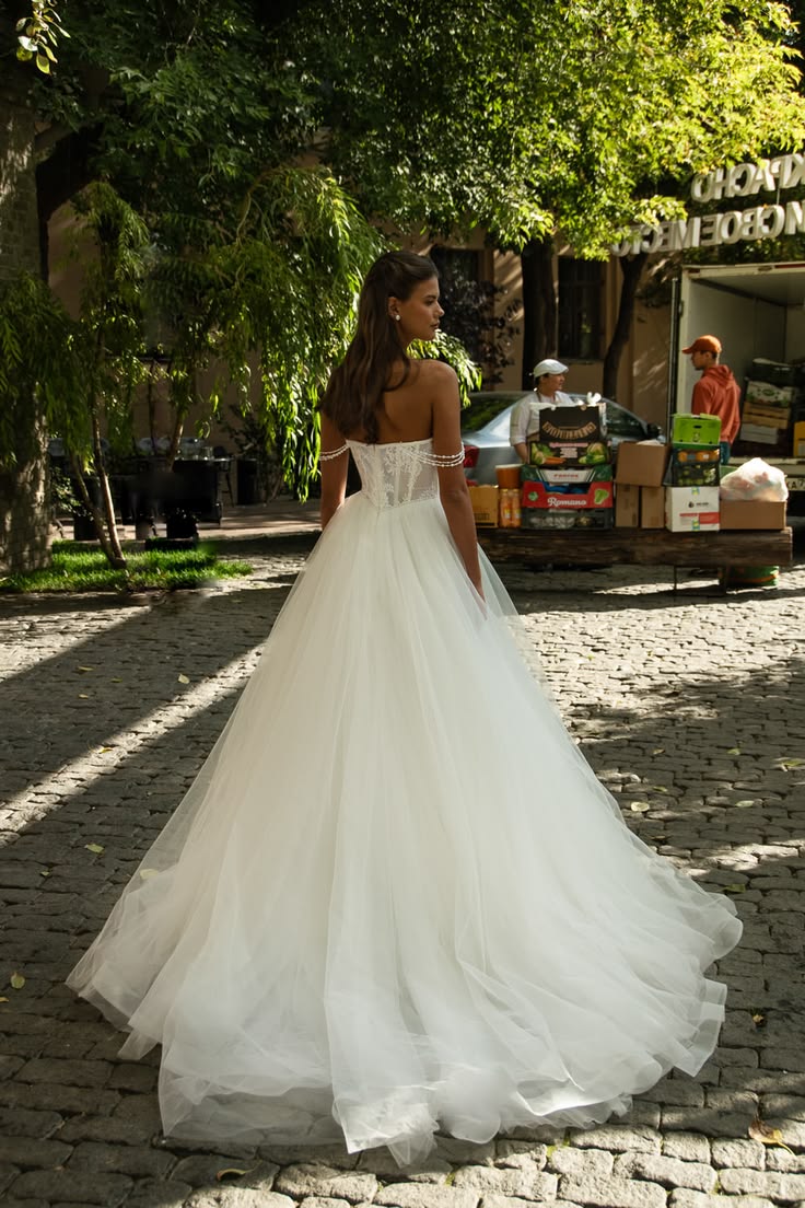 Classy White Tulle Strapless Ball Gown Lace Appliques Pearl Beading Garden Wedding Dress L38